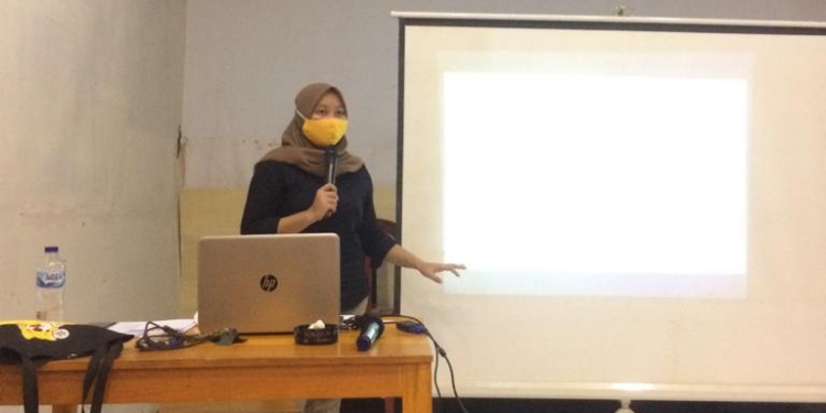 Okta Mansa saat memberikan pelatihan TOEFL di Gorontalo. Foto: Istimewa.