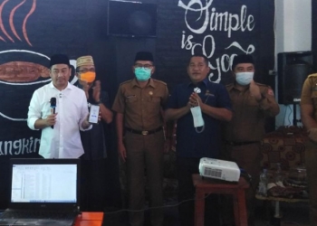 Bupati Bone Bolango, Hamim Pou bersama Jajaran, pada kegiatan Launching Aplikasi Tikades, di Desa Ayula Utara, Bulango Selatan, Senin (28/12/2020). (rahman/gopos)