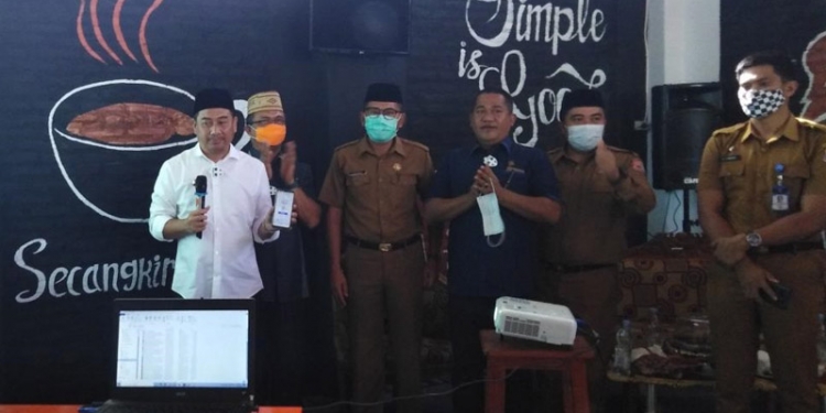 Bupati Bone Bolango, Hamim Pou bersama Jajaran, pada kegiatan Launching Aplikasi Tikades, di Desa Ayula Utara, Bulango Selatan, Senin (28/12/2020). (rahman/gopos)