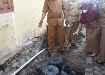 Asisten Perekonomian dan Pembangunan, Laida M Ali saat menghadiri Peletakkan batu pertama pembangunan sanitasi pemukiman layak dan tangki septik skala individual. Foto: Istimewa.