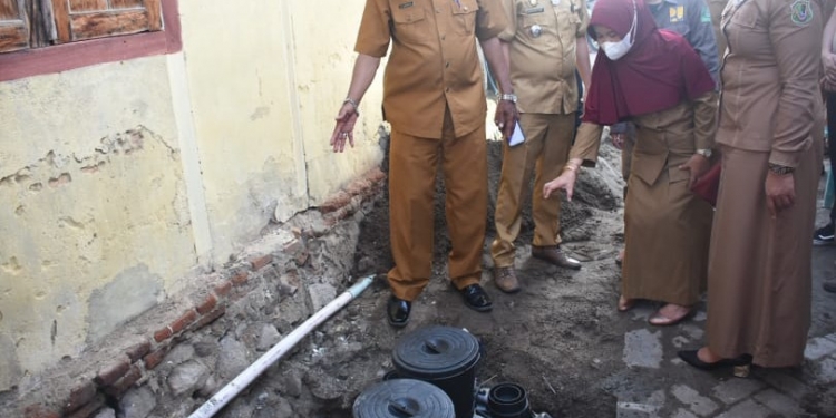 Asisten Perekonomian dan Pembangunan, Laida M Ali saat menghadiri Peletakkan batu pertama pembangunan sanitasi pemukiman layak dan tangki septik skala individual. Foto: Istimewa.
