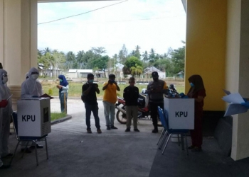 Suasana pemberian hak suara oleh pemilih peserta karantina covid 19 Di Badan Diklat Provinsi Gorontalo (Indra/Gopos)