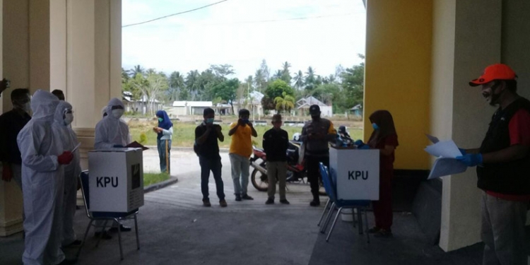 Suasana pemberian hak suara oleh pemilih peserta karantina covid 19 Di Badan Diklat Provinsi Gorontalo (Indra/Gopos)