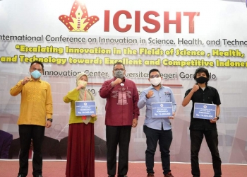Rektor UNG melakukan foto bersama dengan tiga pemenang kompetisi CIC. Foto: Itimewa.