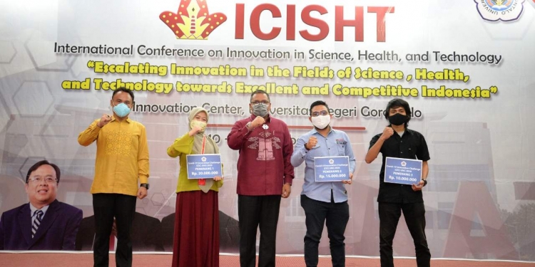 Rektor UNG melakukan foto bersama dengan tiga pemenang kompetisi CIC. Foto: Itimewa.