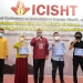 Rektor UNG melakukan foto bersama dengan tiga pemenang kompetisi CIC. Foto: Itimewa.