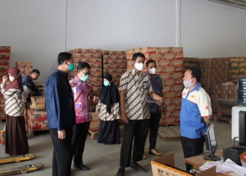 Pemeriksaan intensifikasi pangan oleh BPOM Gorontalo terhadap sarana pergudangan pangan di Kabupaten Gorontalo, Selasa (15/12/2020)