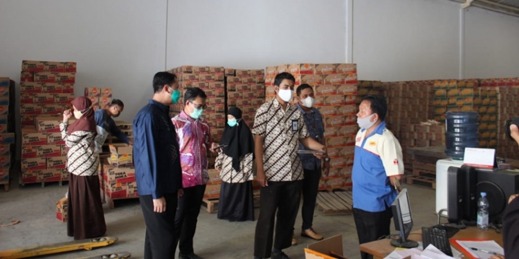 Pemeriksaan intensifikasi pangan oleh BPOM Gorontalo terhadap sarana pergudangan pangan di Kabupaten Gorontalo, Selasa (15/12/2020)