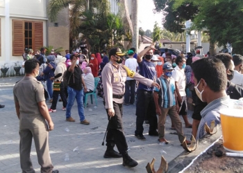 Massa Penndukung Hamim Pou dibubarkan