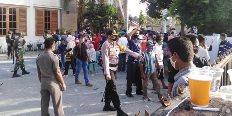 Massa Penndukung Hamim Pou dibubarkan