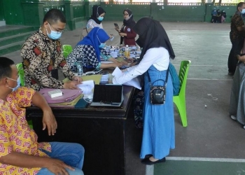 Proses penerimaan buku tabungan bagi mahasiswa UNG yang menerima bewasiswa KIP Kuliah. Foto: Istimewa.