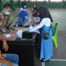 Proses penerimaan buku tabungan bagi mahasiswa UNG yang menerima bewasiswa KIP Kuliah. Foto: Istimewa.