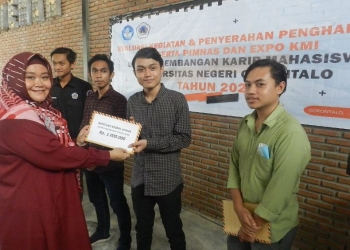 Wakil Rektor Bidang Kemahasiswaan dan Alumni, Karmila Machmud, saat memberikan reward kepada mahasiswa berprestasi UNG. Foto: Istimewa.