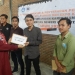 Wakil Rektor Bidang Kemahasiswaan dan Alumni, Karmila Machmud, saat memberikan reward kepada mahasiswa berprestasi UNG. Foto: Istimewa.
