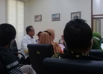 Sekda Kabupaten Bone Bolango Ishak Ntoma saat memaparkan program pemerintah untuk mendorong Pinogu menjadi ekowisata.(indra/gopos)