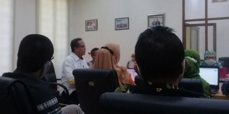 Sekda Kabupaten Bone Bolango Ishak Ntoma saat memaparkan program pemerintah untuk mendorong Pinogu menjadi ekowisata.(indra/gopos)
