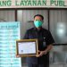 Kepala BPOM Gorontalo Agus Yudi Prayudana menerima penghargaan WBK dari Kementerian PANRB (Pendayagunaam Aparatur Negara dan Reformasi Birokrasi. (Putra/gopos)