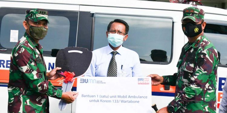Penyerahan mobil ambulan oleh BRI Cabang Limboto kepada Korem 133 Nani Wartabone. Foto: Istimewa.
