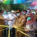 Gubernur Gorontalo, Rusli Habibie, saat meresmikan jembatan Molintogupo di Kecamatan Suwawa Tengah, Bone Bolango, Senin (28/12/2020). (indra/gopos)