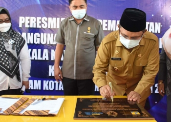 Wali Kota Gorontalo, Marten Taha, saat meresmikan program KOTAKU sebagai solusi kawasan kumuh di Kota Gorontalo. Foto: Istimewa.