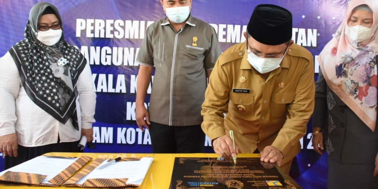 Wali Kota Gorontalo, Marten Taha, saat meresmikan program KOTAKU sebagai solusi kawasan kumuh di Kota Gorontalo. Foto: Istimewa.