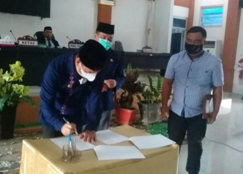 Bupati Bone Bolango saat menandatangani surat persetujuan Ranperda menjadi Perda (Indra/Gopos)