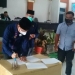 Bupati Bone Bolango saat menandatangani surat persetujuan Ranperda menjadi Perda (Indra/Gopos)