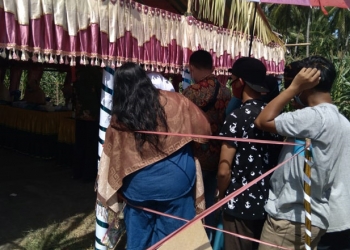 Sejumlah pemilih menumpuk antre di depan TPS 001 Desa Bunto. (Ramlan/gopos)