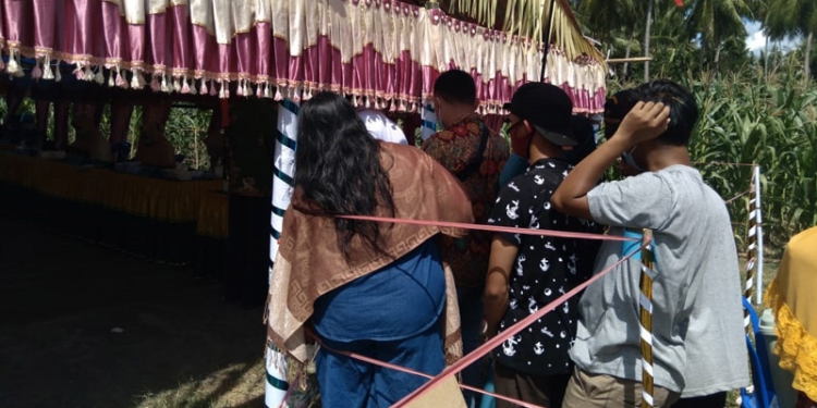 Sejumlah pemilih menumpuk antre di depan TPS 001 Desa Bunto. (Ramlan/gopos)