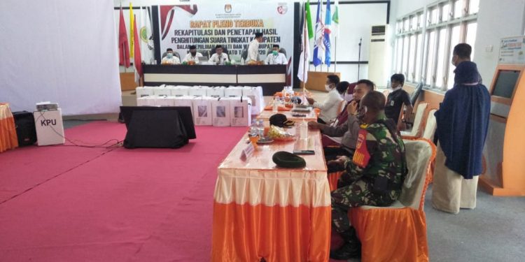 Ketua KPU Pohuwato, Rinto W Ali, didampingi Anggota KPU Pohuwato, saat memberikan sambutan sekaligus membuka Rapat Pleno Terbuka Rekapitulasi dan Penetapan Hasil Penghitungan Suara tingkat Kabupaten Pohuwato. Foto: Istimewa.