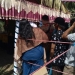 Sejumlah pemilih menumpuk antre di depan TPS 001 Desa Bunto. (Ramlan/gopos)