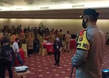 Kapolres Gorontalo Kota, AKBP Desmont Harjendro menghentikan acara Bawaslu Gorontalo karena dinilai tak menerapkan protokol kesehatan