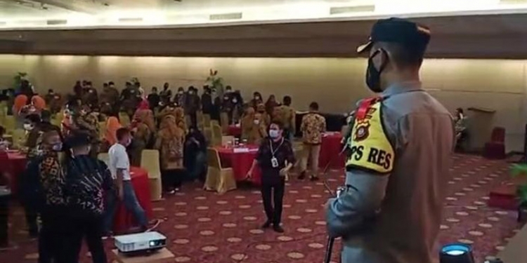 Kapolres Gorontalo Kota, AKBP Desmont Harjendro menghentikan acara Bawaslu Gorontalo karena dinilai tak menerapkan protokol kesehatan