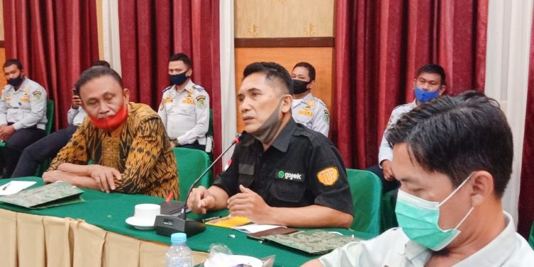 Presiden Bentor Gorontalo, Iwan, saat menyampaikan aspirasi terkait penolakan keramaian menjelang akhir tahun. Foto: Aldy/gopos