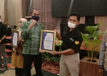 Presiden Bentor Gorontalo saat menerima penghargaan dari BPJS Kesehatan. Foto: Aldy/gopos.