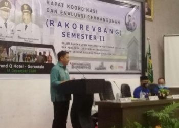 Bupati Bone Bolango, Hamim Pou, saat memberikan arahan sekaligus membuka kegiatan rapat koordinasi dan evaluasi pembangunan di Hotel Grand Q, Kota Gorontalo. Foto: Indra/gopos.
