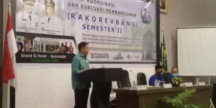 Bupati Bone Bolango, Hamim Pou, saat memberikan arahan sekaligus membuka kegiatan rapat koordinasi dan evaluasi pembangunan di Hotel Grand Q, Kota Gorontalo. Foto: Indra/gopos.