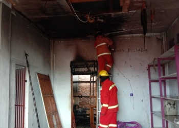 Aksi pemadam kebakaran yang sedang memadamkan api di sebuah Ruko, kompleks KPU Provinsi Gorontalo. Foto: Aldy/gopos