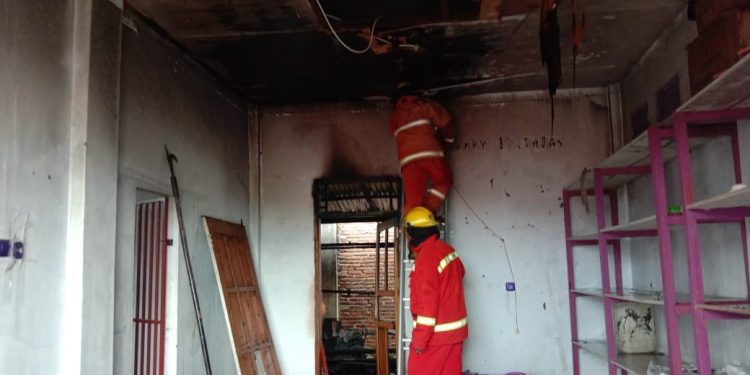 Aksi pemadam kebakaran yang sedang memadamkan api di sebuah Ruko, kompleks KPU Provinsi Gorontalo. Foto: Aldy/gopos
