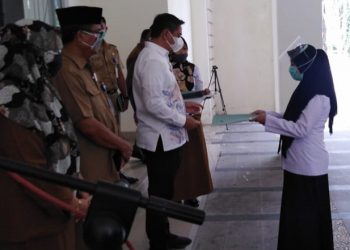 Bupati Bone Bolango menyerahkan secara simbolis SK Calon Pegawai Negeri Sipil Formasi 2019 dilingkungan Pemkab Bone Bolango. (Rahman/gopos)