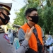 Salah seorang pelanggar protokol kesehatan diberi sanksi menghafal pancasila. (dok. Humas Polda Gorontalo)