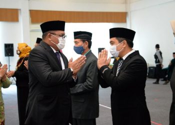 Rektor UNG, usai melaksanakan pelantikan dan pengambilan sumpah jabatan di Lingkungan UNG. Foto: Istimewa.