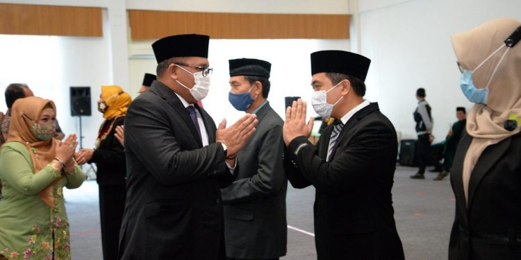 Rektor UNG, usai melaksanakan pelantikan dan pengambilan sumpah jabatan di Lingkungan UNG. Foto: Istimewa.