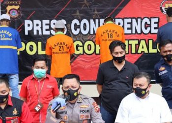 Polda Gorontalo, saat melakukan konferensi pers terkait penangkapan spesialis pencuri AKI Tower di Provinsi Gorontalo. Foto: Istimewa.