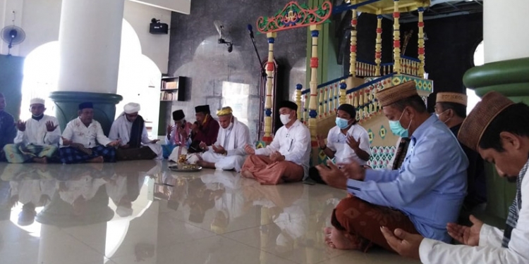 Bupati Bone Bolango menggelar syukuran di Masjid Al Mutatahirin, Kecamatan Tapa, Bone Bolango, Jumat (11/12/2020). (Rahman/gopos)