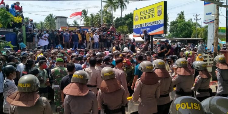 Masyarakat Pohuwato yang tergabung dalam aliansi masyarakat lingkar tambang Pohuwato (Amarah) menggelar unjuk rasa tolak penertiban tambang, Senin (21/12/2020).