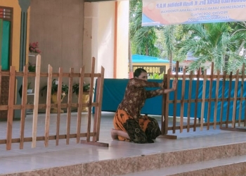 Tasya Aulia Monoarfa, Siswa SMA Negeri 3 Gorontalo saat menampilkan Tari Kreasi didepan Gubernur Gorontalo, Rusli Habibie. Foto (Ari/Gopos)