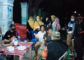 Sejumlah pekerja hiburan malam di Leato Selatan menjalani pemeriksaan oleh Muspika Dumbo Raya, Selasa (1/12/2020). (pras/gopos)