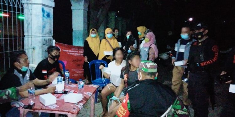 Sejumlah pekerja hiburan malam di Leato Selatan menjalani pemeriksaan oleh Muspika Dumbo Raya, Selasa (1/12/2020). (pras/gopos)