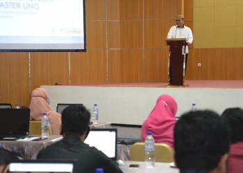 Wakil Rektor Bidang Akdemik UNG, Harto Malik, saat membuka kegiatan UPT. TIK dalam pengoptimalan website secara mandiri dan profesional. Foto: Istimewa